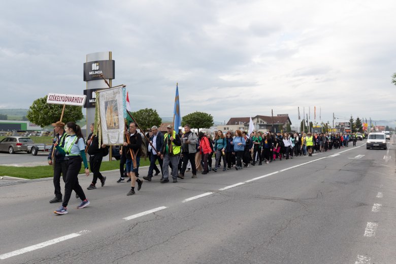 Útnak indultak a zarándokok Udvarhelyről Csíksomlyóra