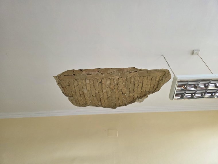 Nem állt le az oktatás a leomlott vakolatrész miatt a székelyudvarhelyi iskolában
