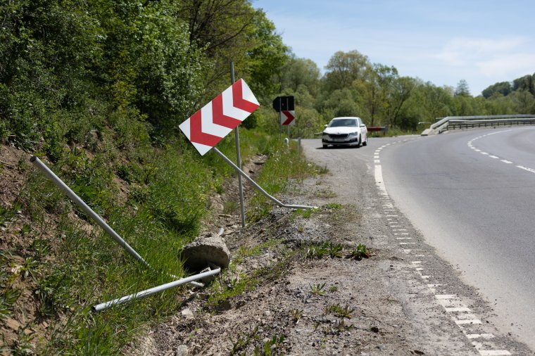Költségvetés hiányában maradtak helyben a megrongált táblák