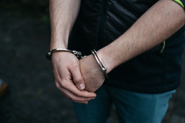 Utcán támadtak rá egy 59 éves férfira, őrizetbe vettek két fiatalt