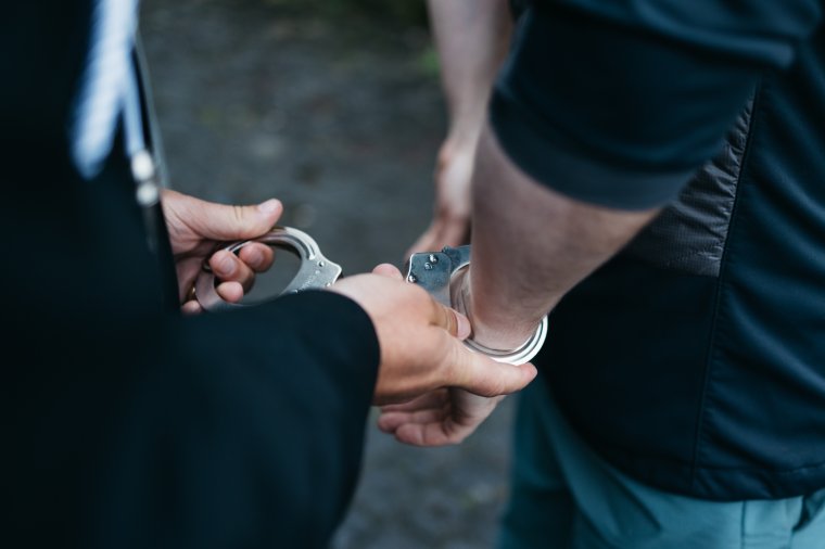 Balhéba torkollt a gyanúsított rendőri elvezetése