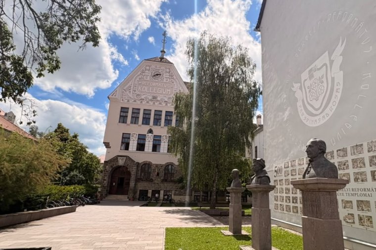 Leomlott a vakolat egy tanteremben a székelyudvarhelyi református kollégiumban