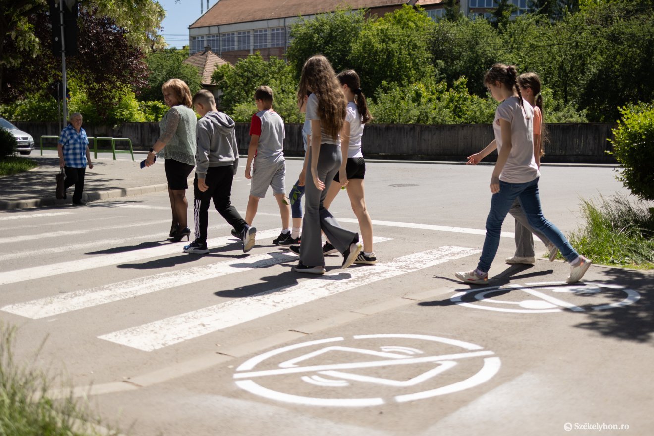Elsősorban a gyerekek figyelmét szeretnék felhívni a biztonságos közlekedésre