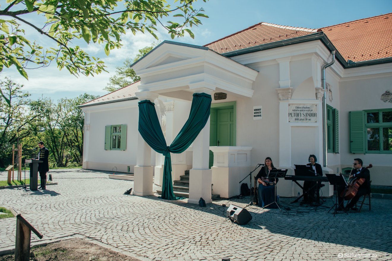 &bullet;  Fotó: László Ildikó