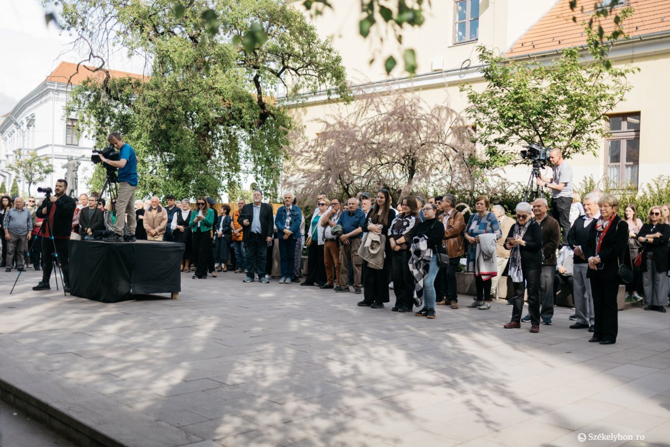 Sokan gyűltek össze az emlékmű avatón &bullet;  Fotó: Olti Angyalka