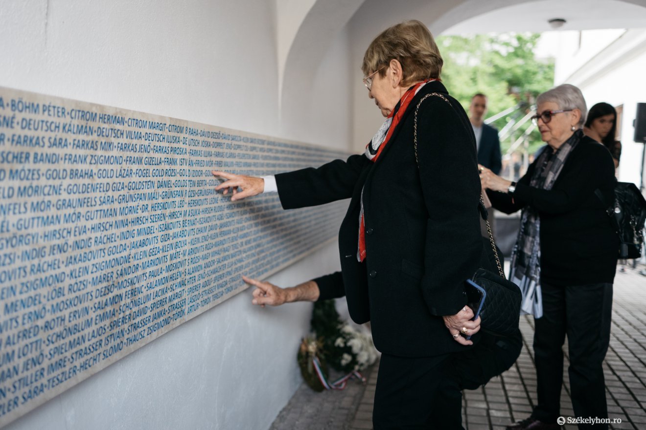 Megható volt látni, ahogyan a leszármazottak végig simítják kezüket elvesztett szeretteik nevén &bullet;  Fotó: Olti Angyalka