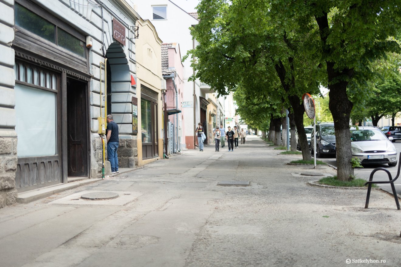 Jövő héten újra aszfalt kerül a járdára a Kossuth utcában