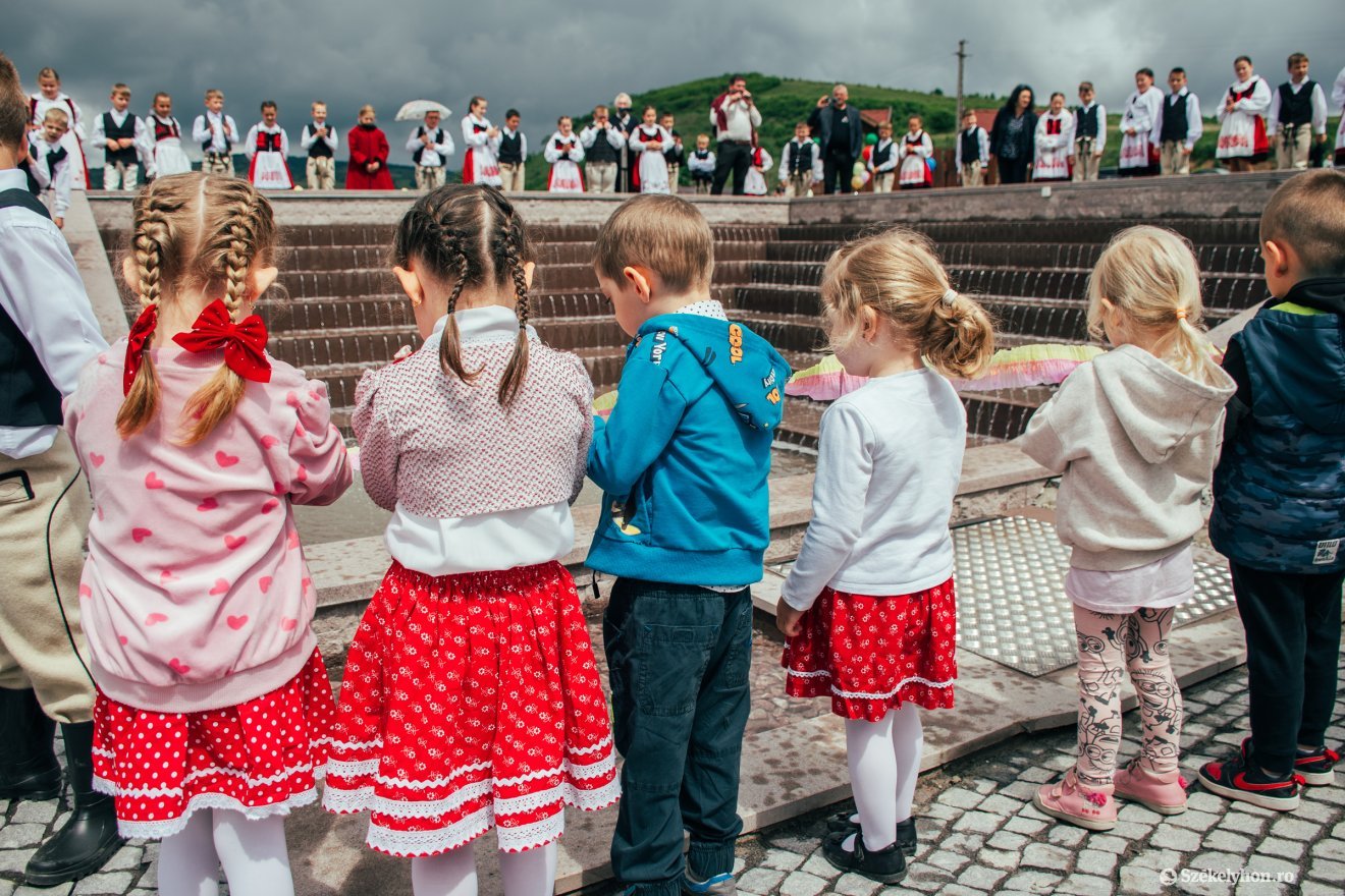 A gyerekek avatták fel a játszóteret és a vízesést