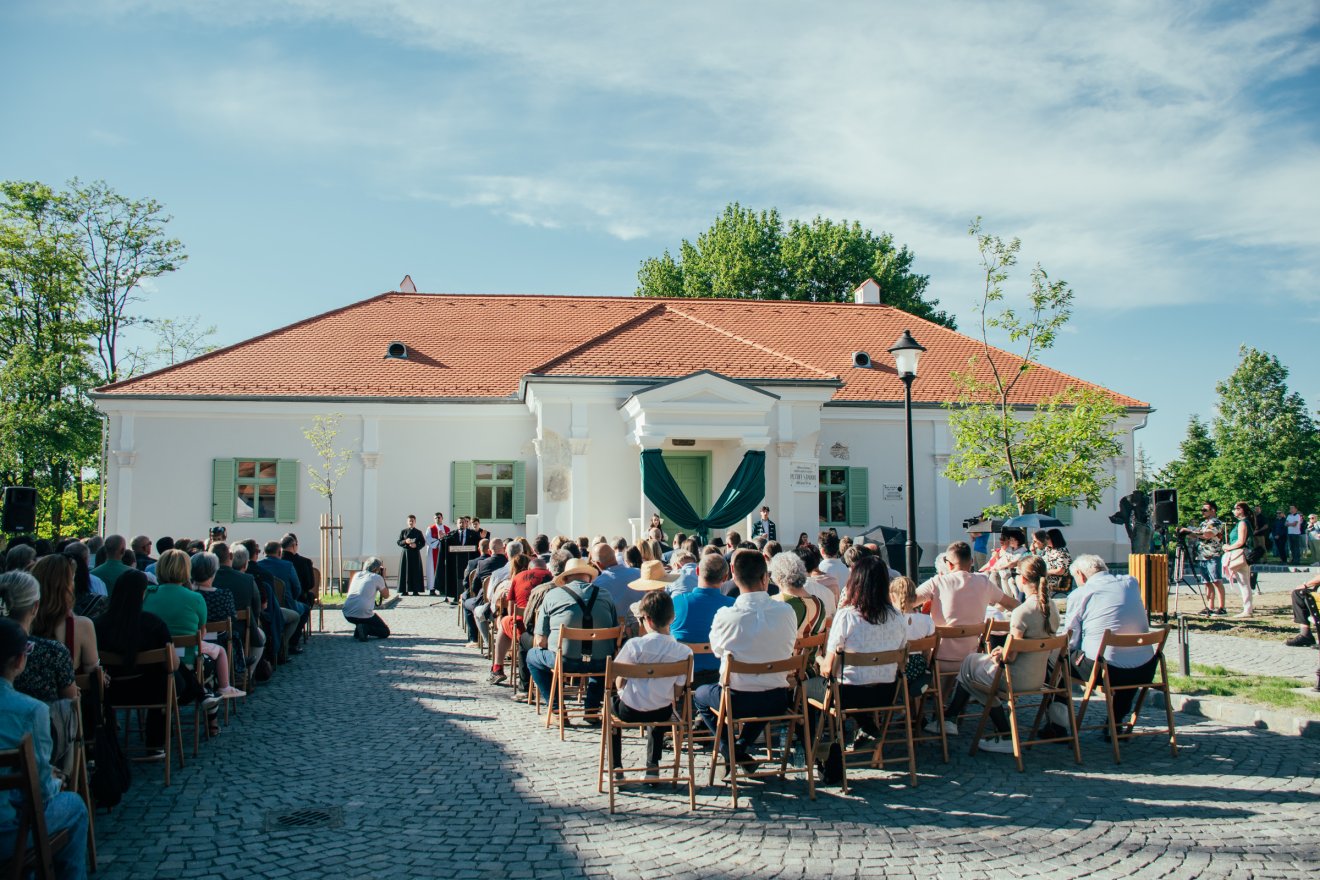 Petőfi körtefája mellett újult meg a történelmi Gyárfás-kúria