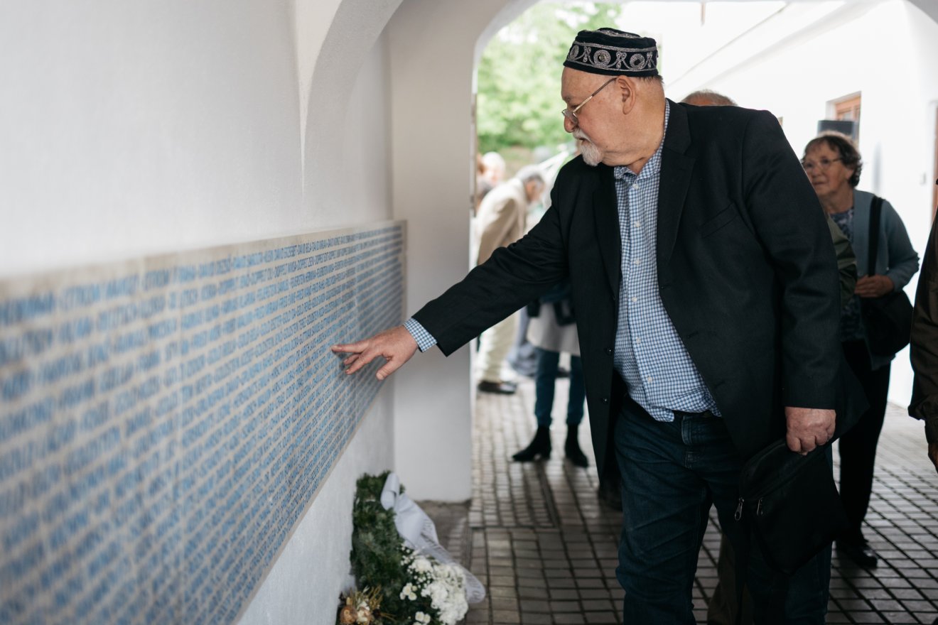 Akiknek a nevét visszaadta az emlékezés – holokauszt-emlékművet avattak Székelyudvarhelyen