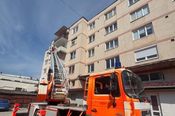 Beragadt az ajtó, a teraszon át jutottak be a lakásba a tűzoltók
