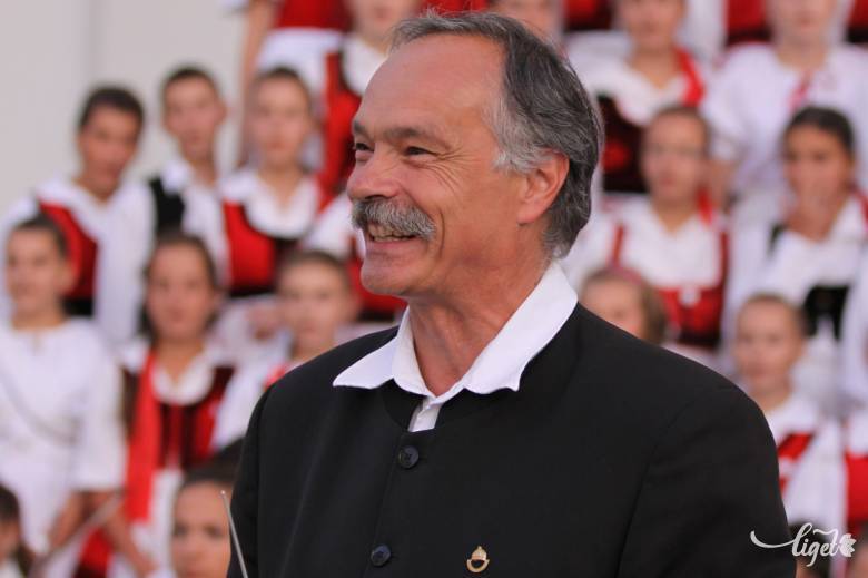 Haáz Sándor. Háttérben a 35 éves Szentegyházi Gyermekfilharmónia 