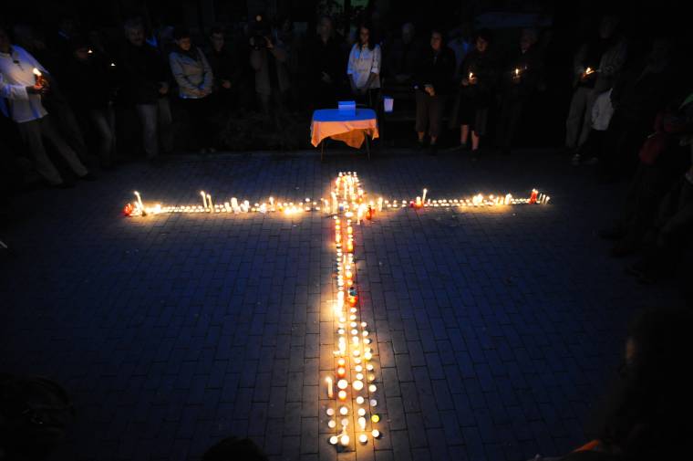 Gyertyaláng fényében emlékeztek Erőss Zsoltra és Kiss Péterre