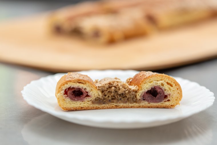 Macska-, páva- vagy bagolyszem: régi, jól bevált élesztős süteményrecept diós habbal, meggyszemekkel