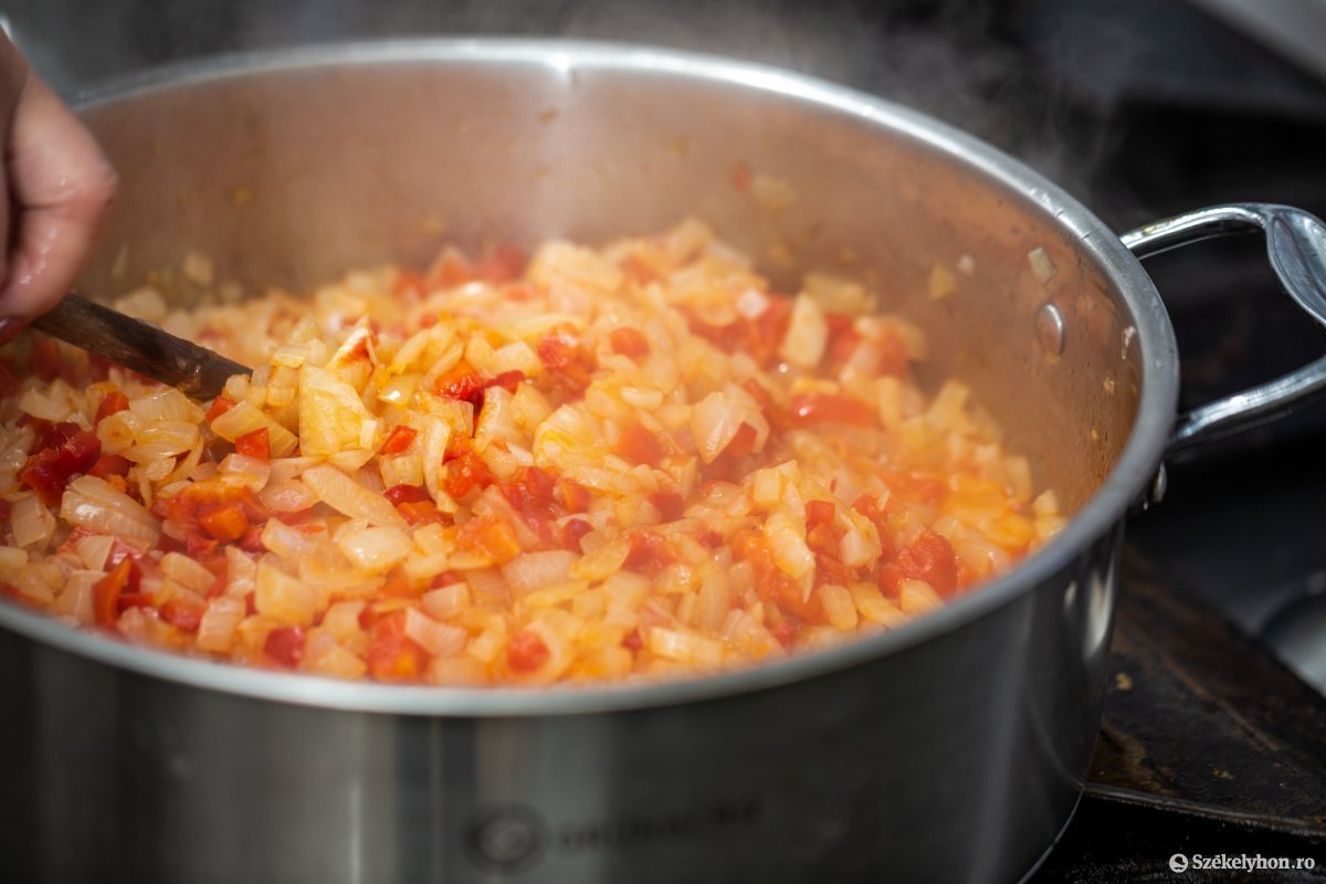 A zöldségpörkölt nem sütött, dinsztelt hagyma, paprika és hámozott paradicsom elegye •  Fotó: Erdély Bálint Előd