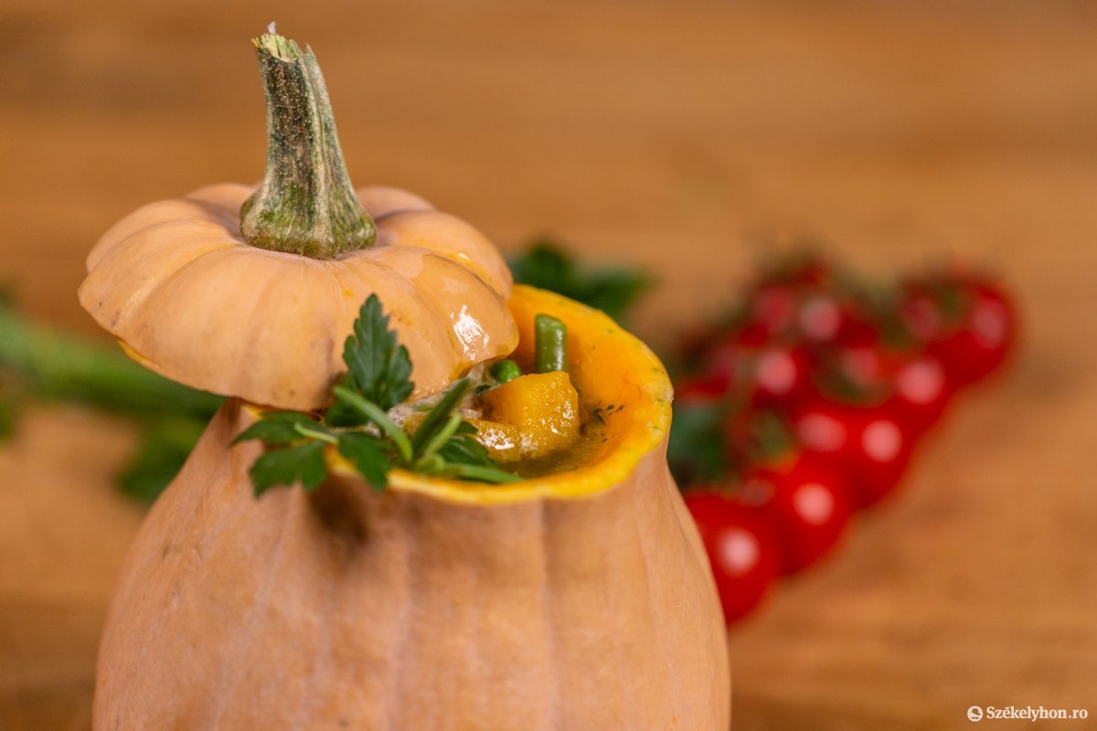 Különlegességként egy tök belsejében tálalta a levest a séf &bullet;  Fotó: Erdély Bálint Előd