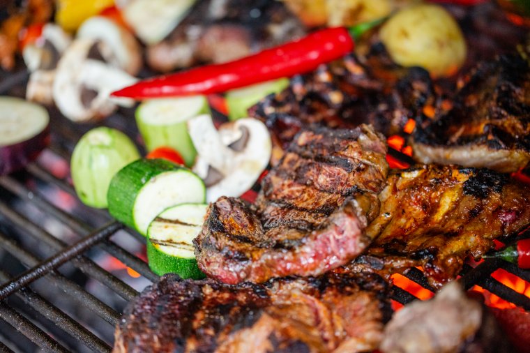 Négyféle hús találkozása a grillrácson