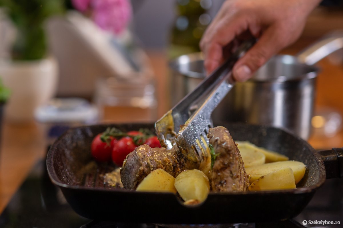 A pityóka is finomabb lesz a hússal együtt pirítva •  Fotó: Erdély Bálint Előd