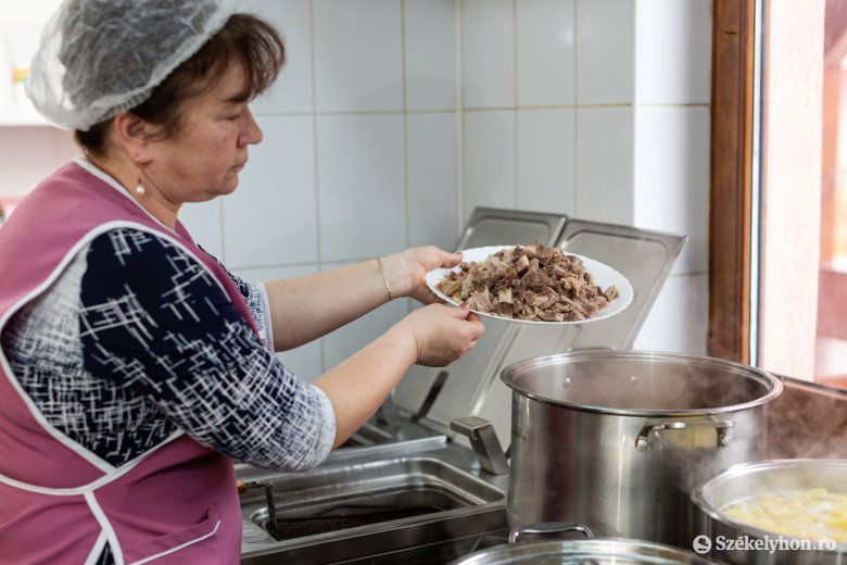 A csontról leszedett húsdarabok együtt párolódnak tovább a zöldségekkel •  Fotó: Erdély Bálint Előd