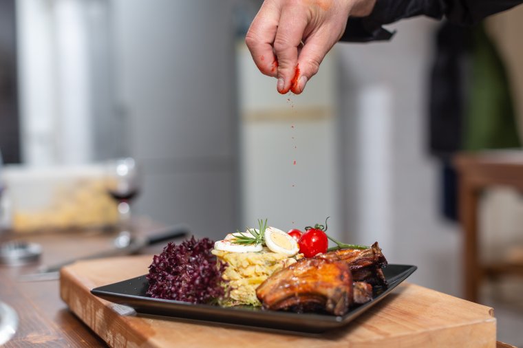 Tálalva a malacpecsenye – újabb érdekes recept a Főnix Konyhától