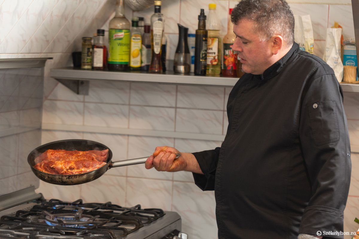 Le kell kérgesíteni a húst, mielőtt a sütőbe tennénk •  Fotó: Erdély Bálint Előd
