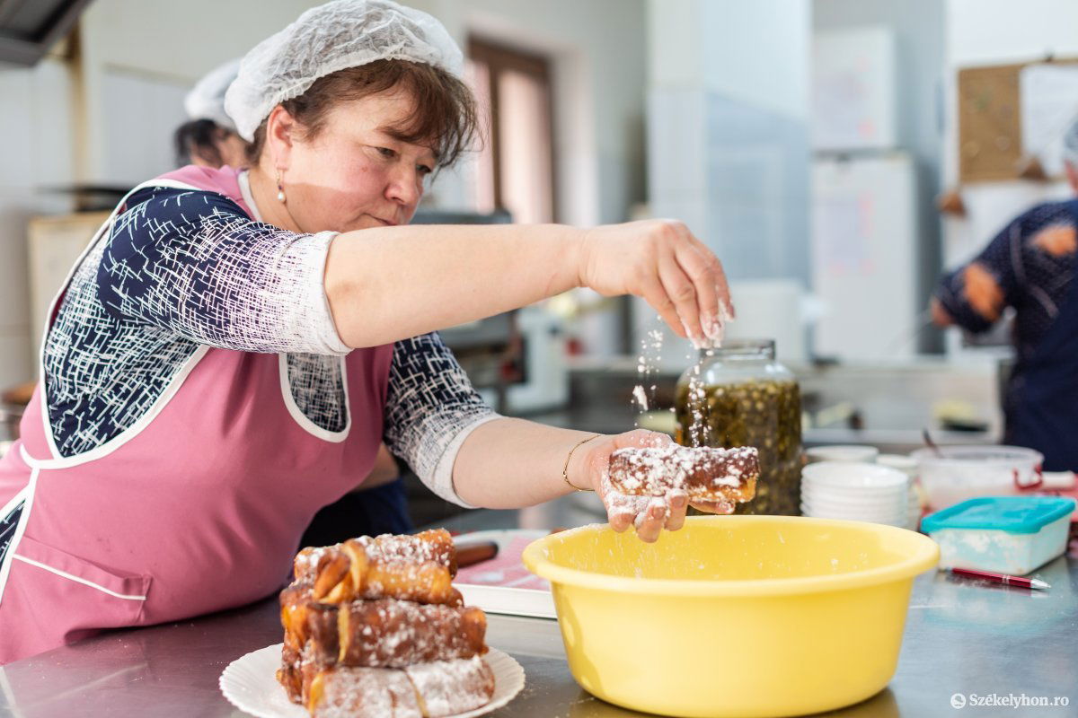 Leheletnyi cukorfelhő, és máris tálalható •  Fotó: Erdély Bálint Előd