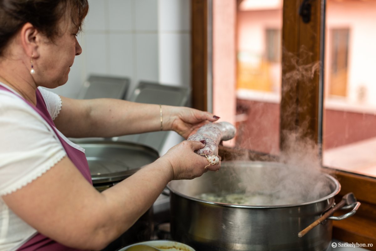 Lassú abálás és szikkadás után mehet a füstre •  Fotó: Erdély Bálint Előd