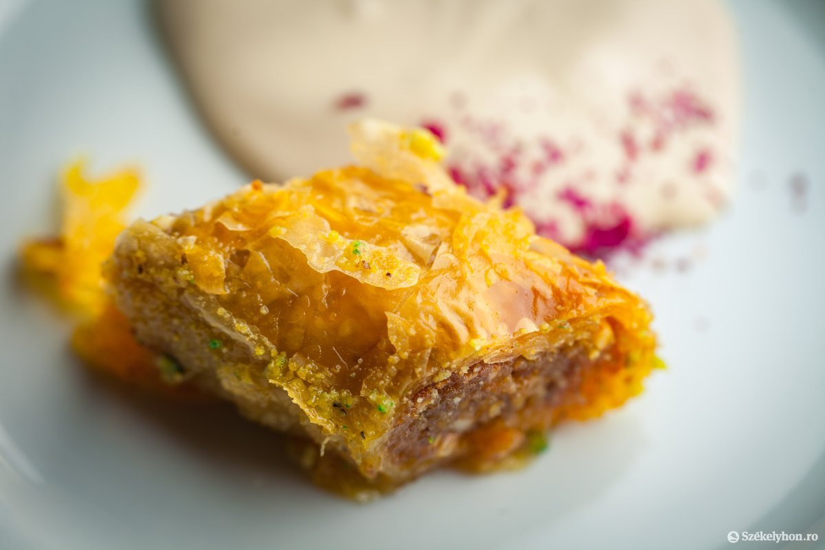 A baklava mellé útravalóul örmény mézespogácsát kaptak a részvevők •  Fotó: Erdély Bálint Előd