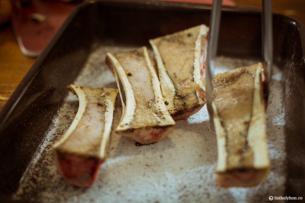 Olajat sem kell tölteni a tepsibe, hiszen enged majd a velő •  Fotó: Erdély Bálint Előd