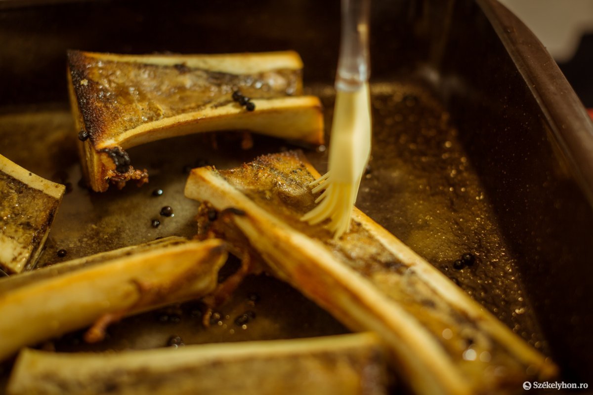 Sütés előtt érdemes lepirítani a velőt •  Fotó: Erdély Bálint Előd