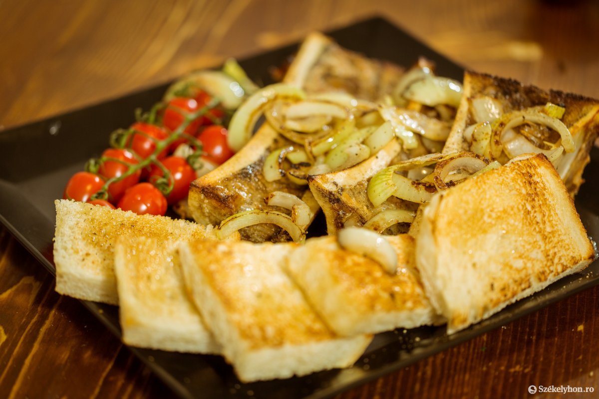 Különösen ízletes lesz a kenyér, ha azt a hagyma mellett fokhagyma olajban pirítjuk •  Fotó: Erdély Bálint Előd