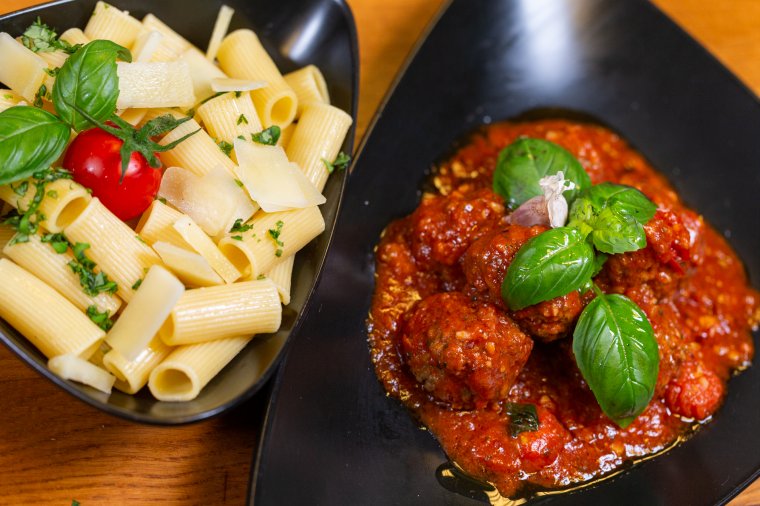 Szószos húsgolyók: ismert hozzávalók olaszosan összeállítva