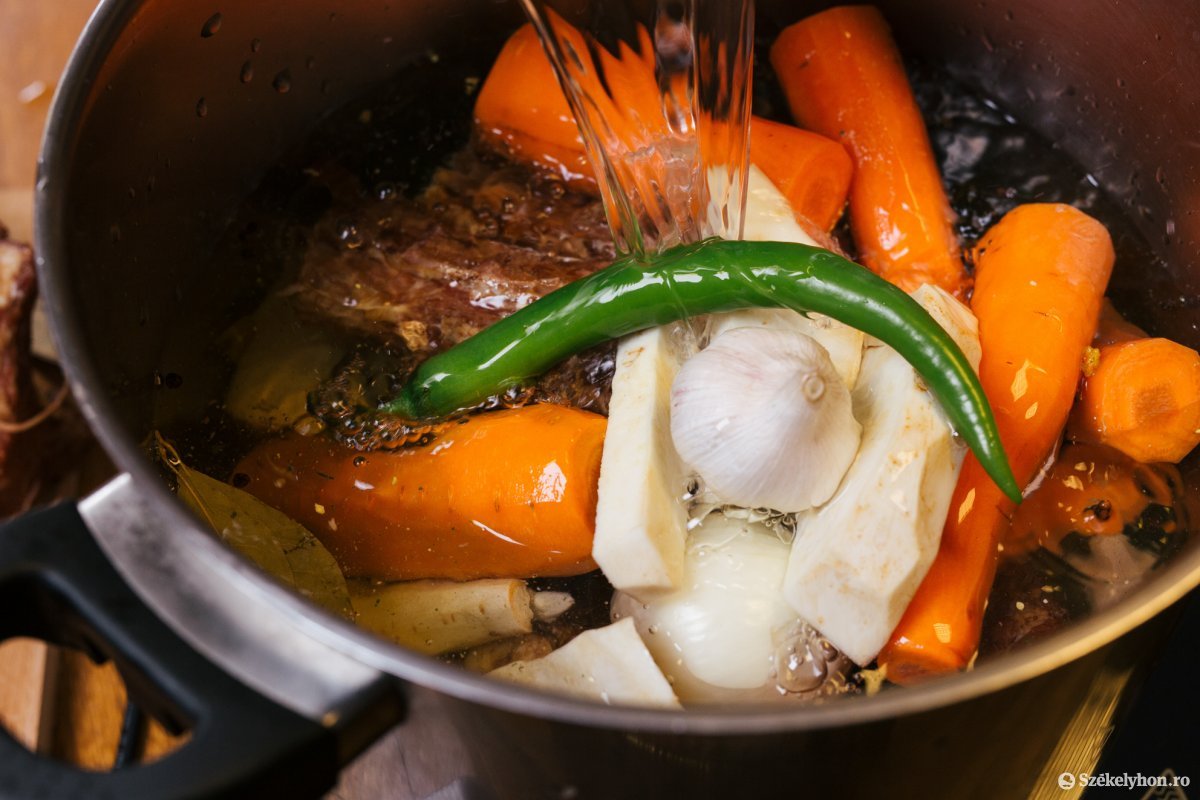 Legalább három órát kell főnie a levesnek &bullet;  Fotó: Fülöp Attila