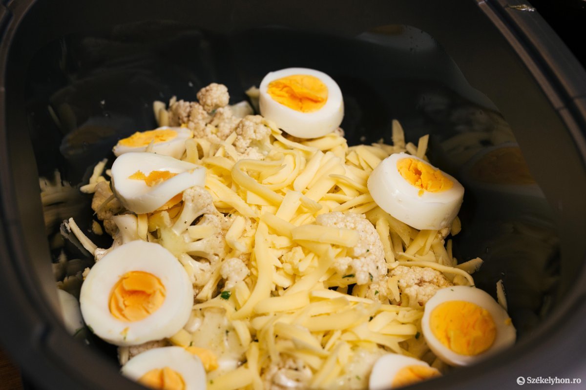 Feldarabolt főtt tojással rétegezzük a karfiolt &bullet;  Fotó: Fülöp Attila