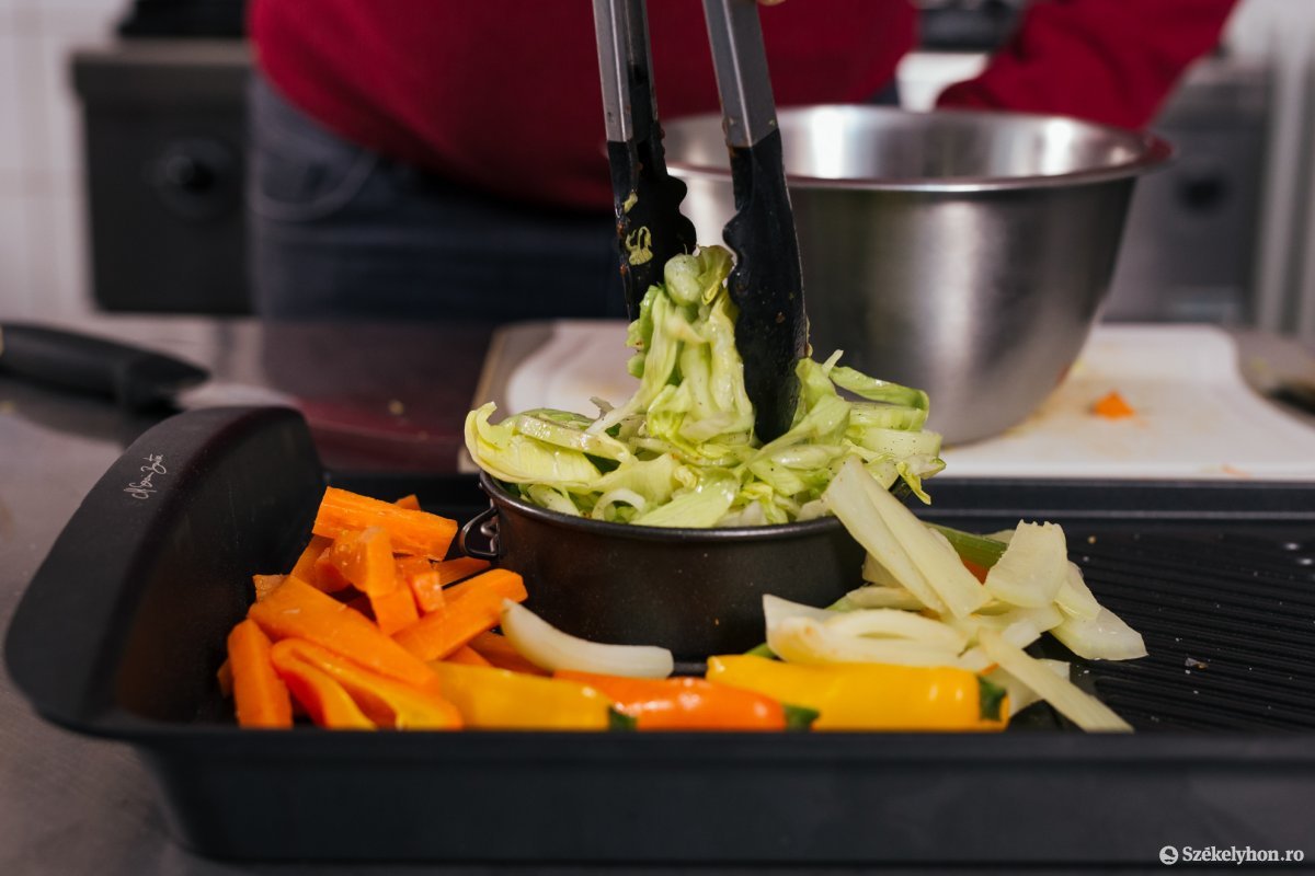 Roppanós, zöldséges köret dukál a hús mellé &bullet;  Fotó: Fülöp Attila