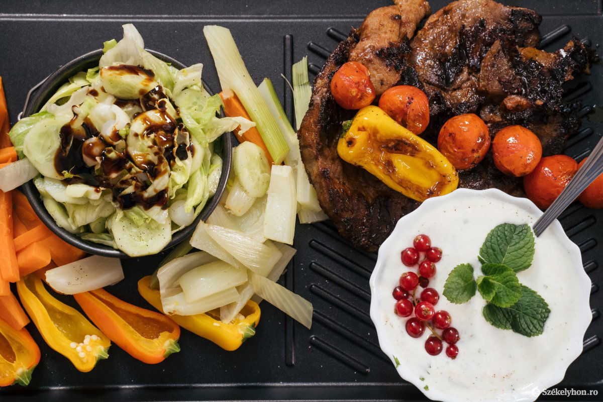 Juhpasztráma zöldségkörettel és mentás öntettel &bullet;  Fotó: Fülöp Attila