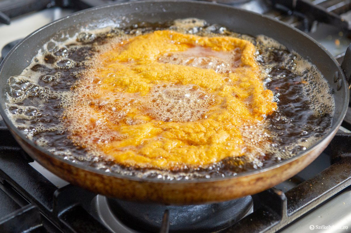 A bécsi szeletet 170-180 Celsius-fok közötti hőmérsékletű, bő étolajban kell megsütni &bullet;  Fotó: Beliczay László