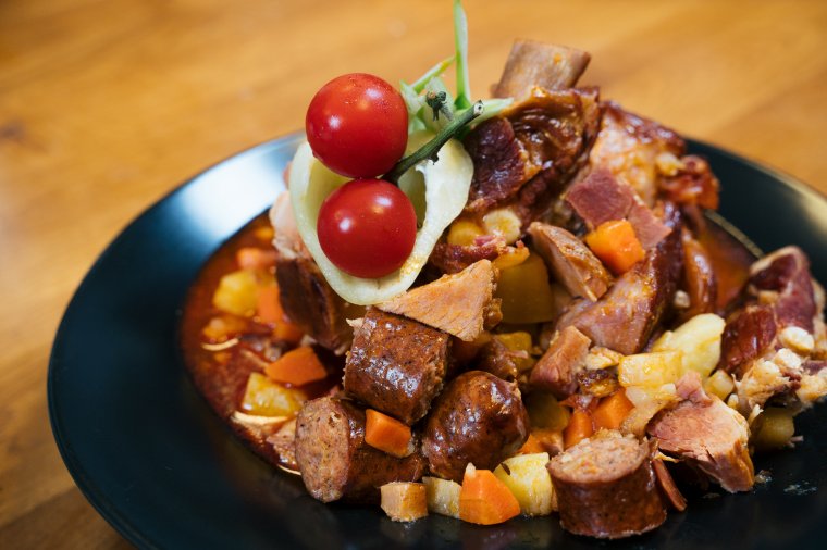 Egytálétel négyféle húsból: újragondolt alföldi gulyás főtt a Főnix Konyhában