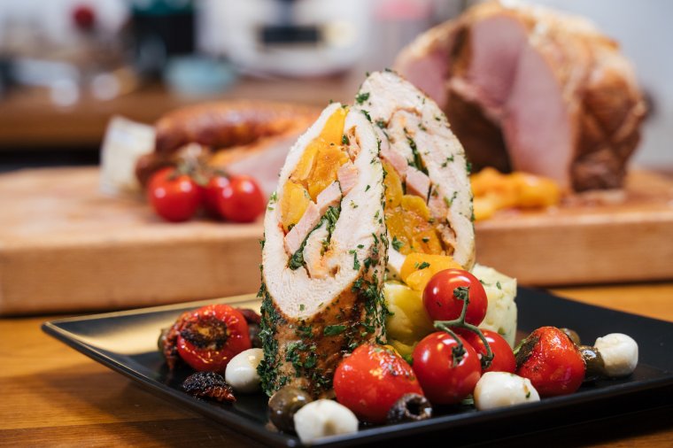 Először főzzük, aztán sütjük – csirkemell került a Főnix Konyha séfjének keze alá