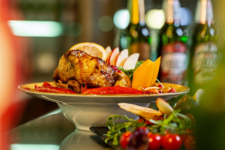 Ez sül ki a grillcsirke és az ízesített sör kombinálásából