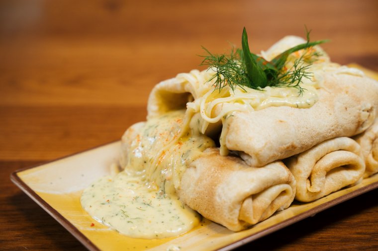 Hús került a palacsintába