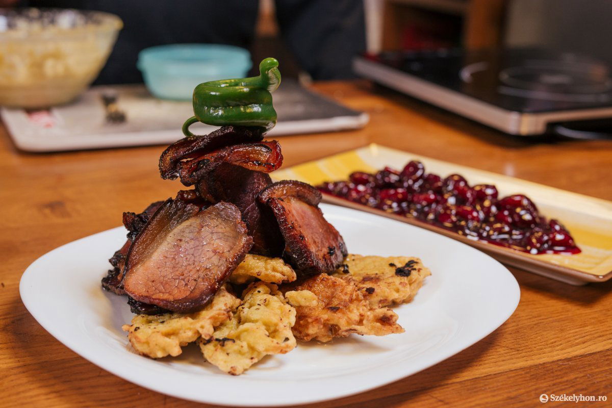 Megéri a fáradozást. Házi sonka burgonyacsipsszel és cseresznyeszósszal &bullet;  Fotó: Fülöp Attila