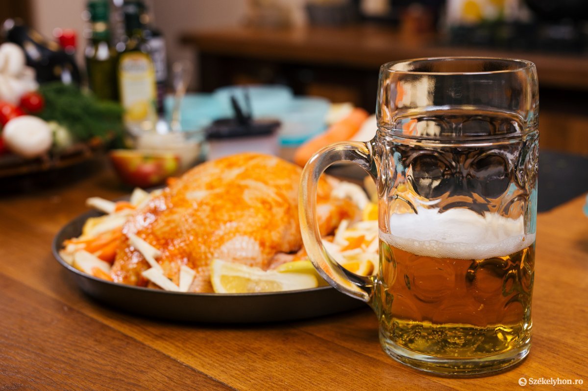 Sörben pároljuk a szárnyast •  Fotó: Fülöp Attila