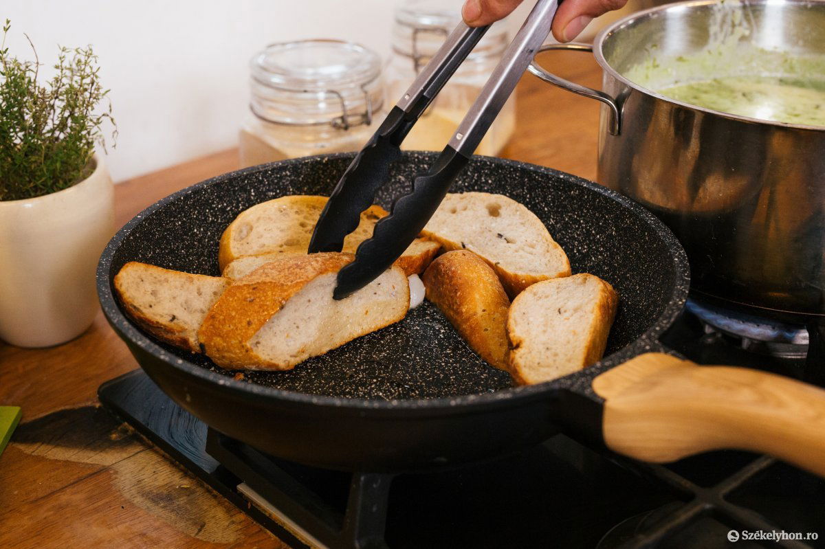 A pirított bagettszeletekkel márthatjuk is a levest • Fotó: Fülöp Attila 