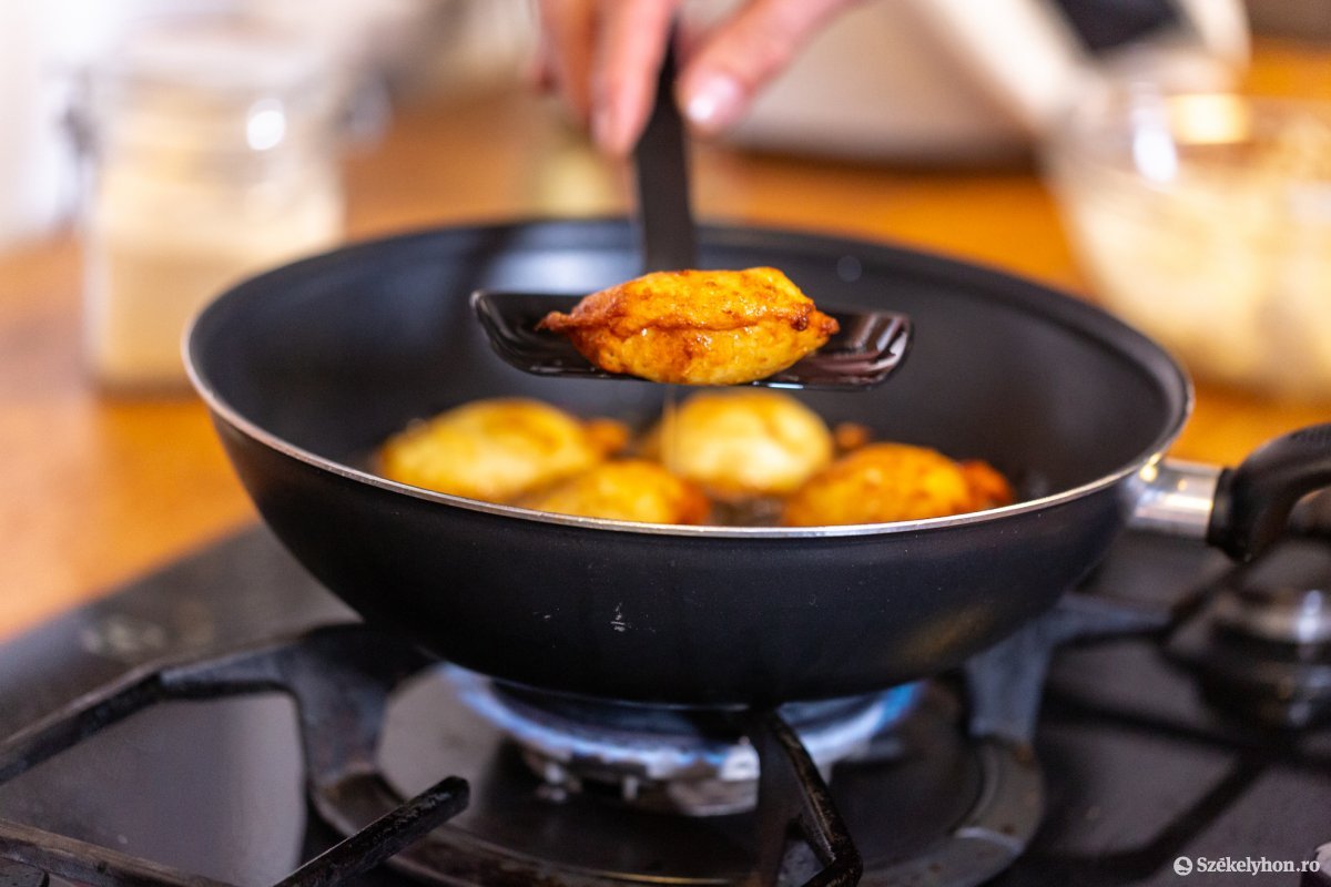 Kis golyókat, illetve lepényeket is formálhatunk a túrós masszából &bullet;  Fotó: Erdély Bálint Előd