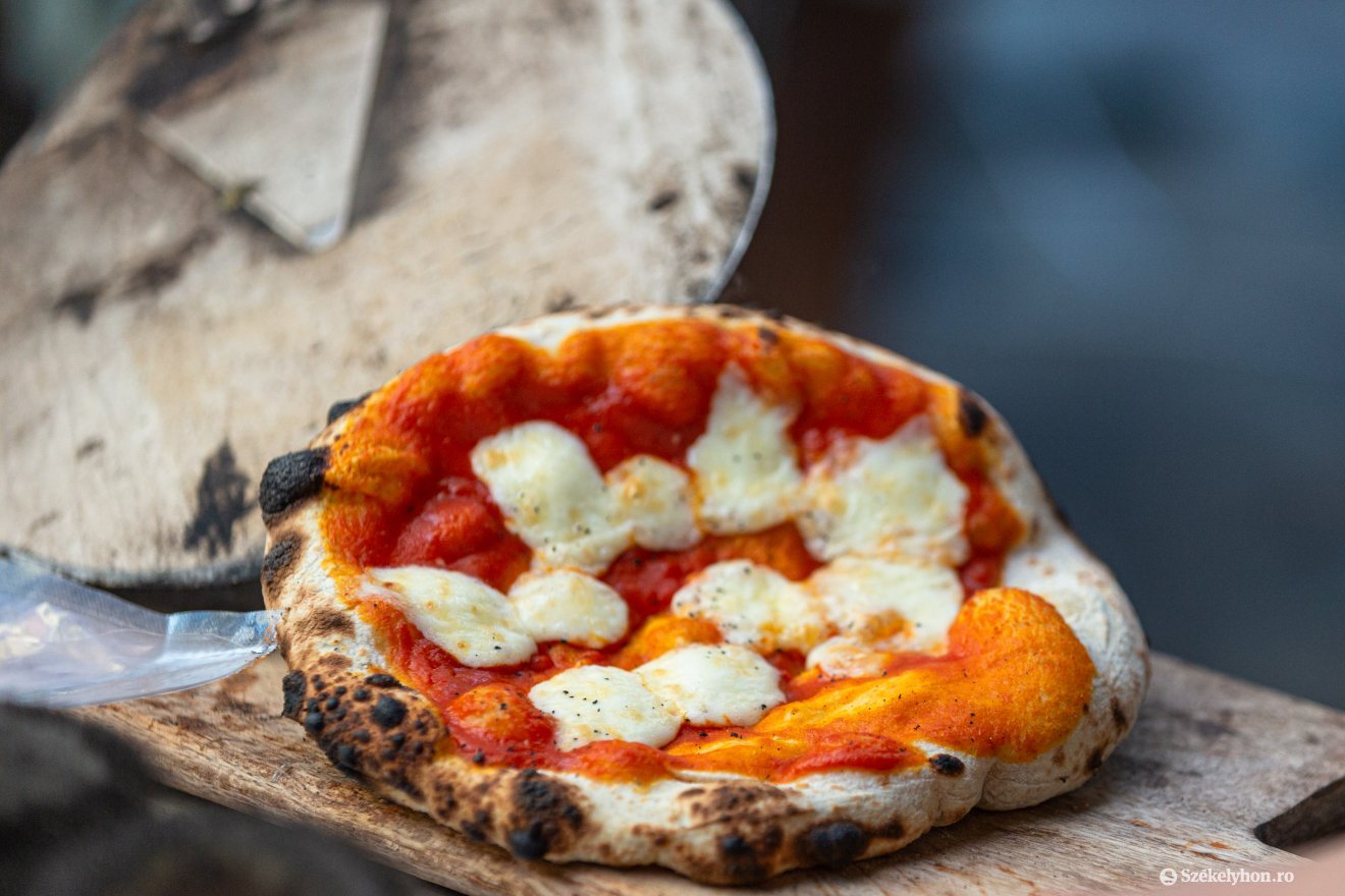 Bemutatta tudását. Egyebek közt pizzát sütött székelyudvarhelyi látogatása során Szabi, a pék •  Fotó: Erdély Bálint Előd