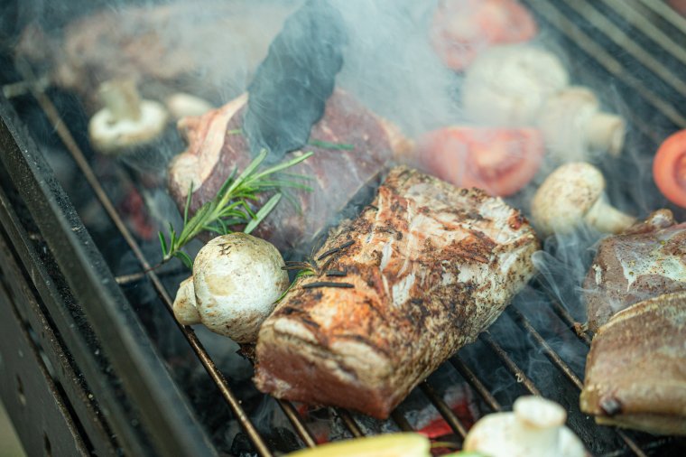 Szezonnyitó grillezés – tíz centiméterre a parázstól