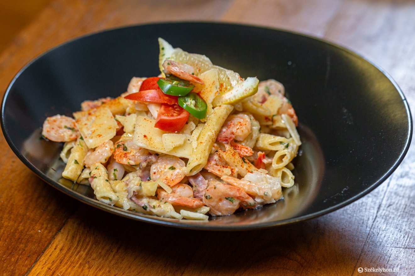 Garnélás penne. Tálaláskor szórjunk parmezán sajtot az ételre •  Fotó: Erdély Bálint Előd