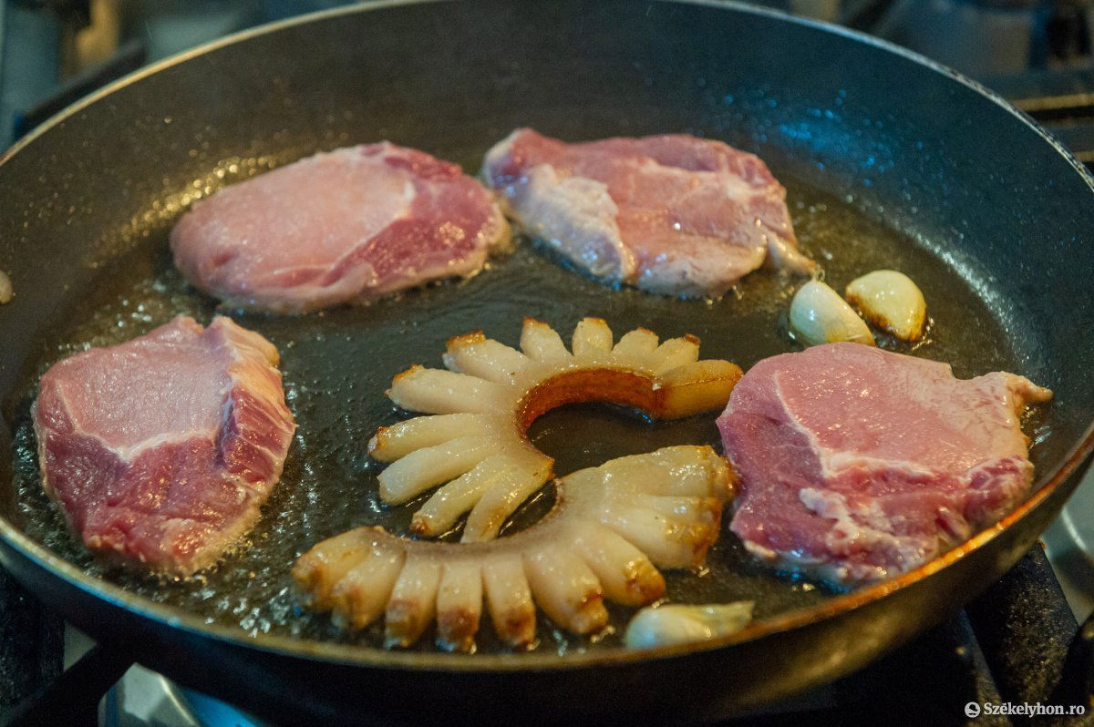 Négy-öt perc alatt süthetünk kérget a hússzeletek mindkét oldalára &bullet;  Fotó: Beliczay László