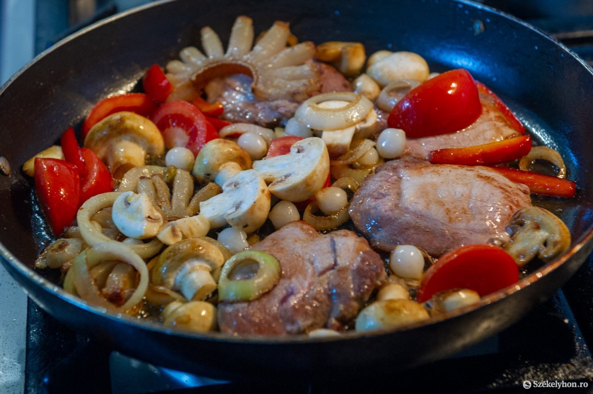 A megpirított zöldségek levében pároljuk a húst &bullet;  Fotó: Beliczay László